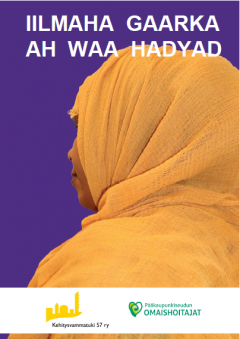 lila tausta ja kuva somalialaisesta äidistä, jolla on oranssi huivi. Kuvassa tekstiä somalinkielellä ja Kehitysvammatuki 57 ry:n ja Pääkaupunkisueudn omaishoitajat ry: logot alareunassa.