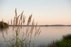 Auringonlasku merenrannalla