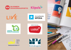 Kuva, jossa oikealla oppikirja ja erilaisia kyniä. Vasemmalla puolella oppilaitosten logoja.