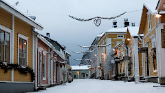 vanhoja taloja jouluvalossa