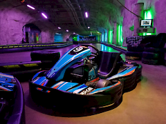 Karting auto parkissa. Lila valaistus hallissa.