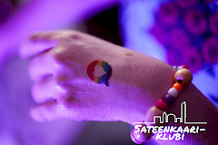 Kuva kädestä, jossa on sateenkaarilogo.