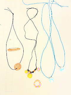 Värikkäitä Fimomassasta tehtyjä kaulakoruja