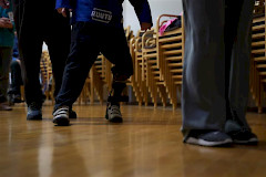 Tanssivien ihmisten jalat