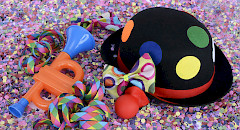 Kuvassa vappuhattu, torvi ja serpentiiniä