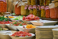 Ruokia tarjolla. Värikäs kuva.