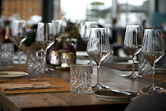 Kuvassa katettu pöytä jossa laseja.