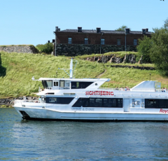 Laiva merellä, takana saari