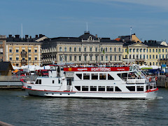laiva Helsingin kauppatorin edessä