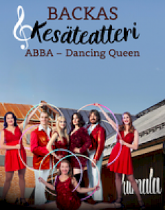 Ryhmä henkilöitä renkaat käsissään. Yllä Backas kesäteatteri-teksti.