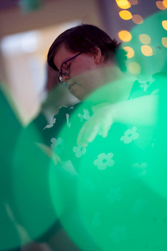 vihreät pallot, henkilö takana