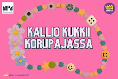 Kuvassa piirretty rannekoru jossa kukkia ja helmiä, teksti kallio kukkii korupajassa, sekä järjestäjien logot