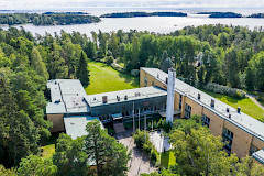 Kuva hotellista ilmasta otettuna. Kuvassa näkyy hotelli, metsää ja merta.