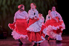 Viisi flamencoasuista tanssijaa.